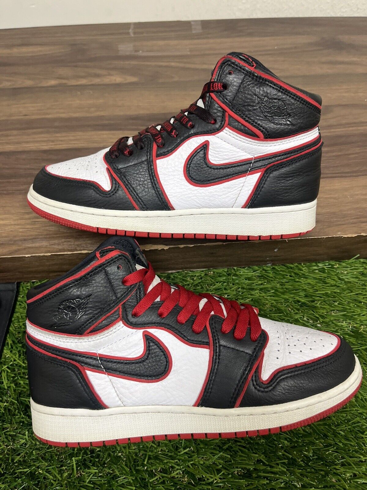 Jordan 1 Retro High Bloodline OG (GS) Size 6y 575441-062 Beater