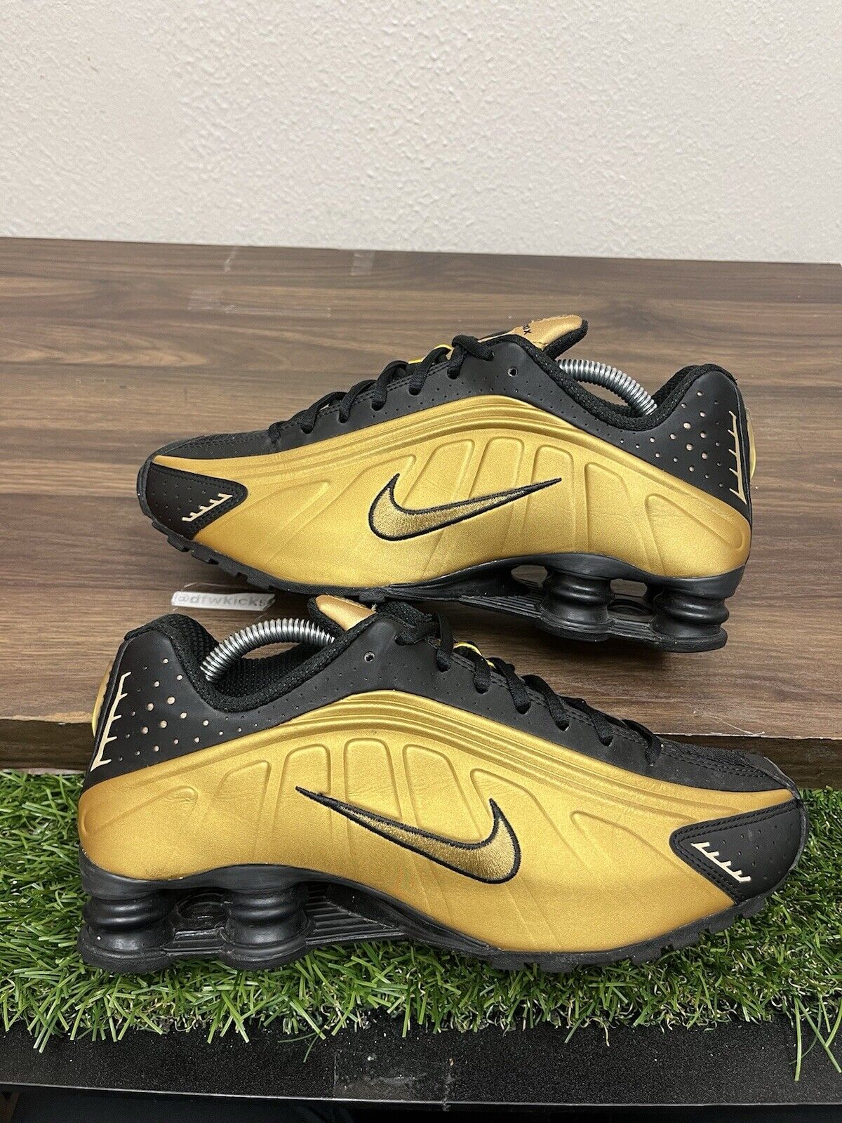 Size 8.5 - Nike Shox R4 Metallic Gold *415