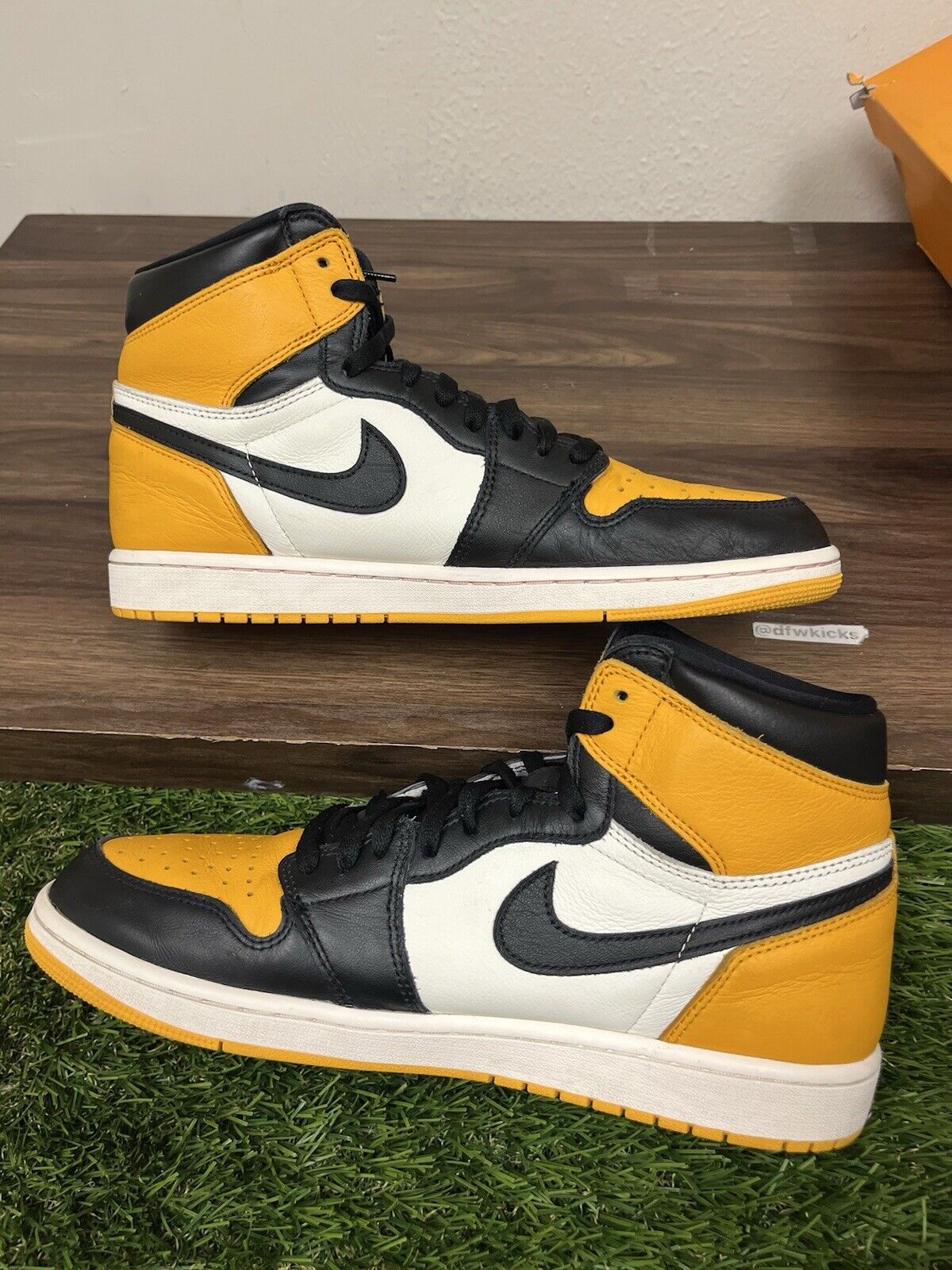 Air Jordan 1 Retro High OG Yellow Toe Taxi - Size 11.5 - 555088 711