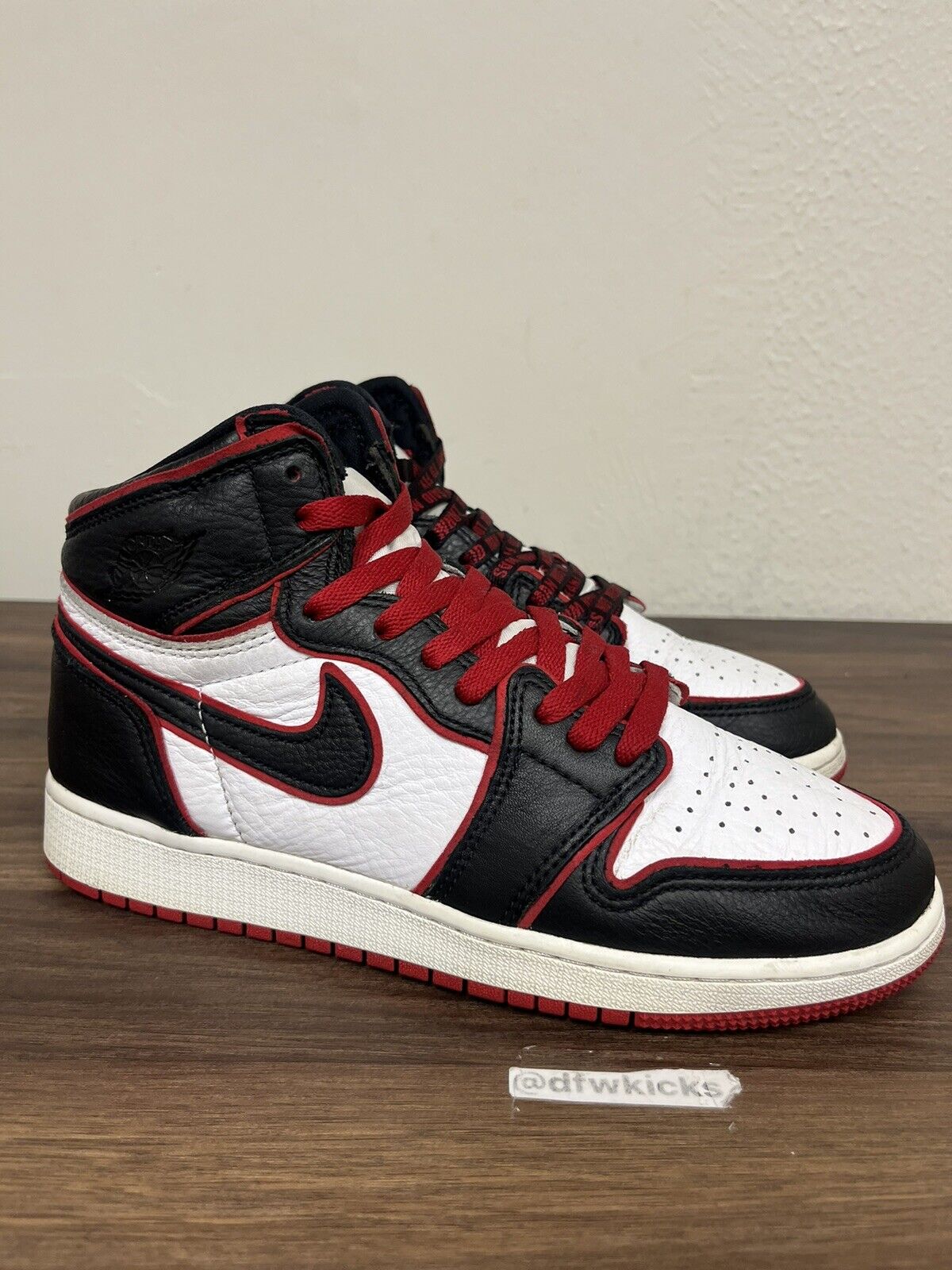 Jordan 1 Retro High Bloodline OG (GS) Size 6y 575441-062 Beater