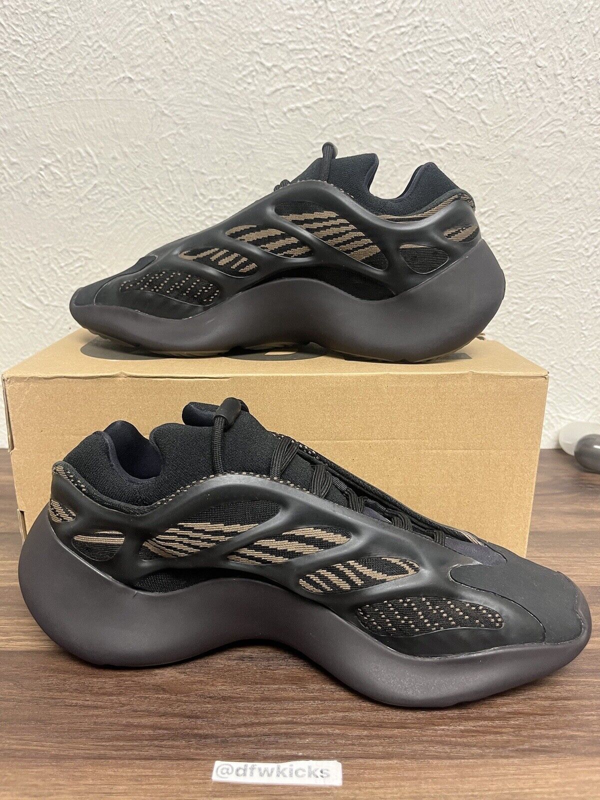 Adidas Yeezy 700 V3 Clay Brown GY0189 Men's Size 9.5 With Box