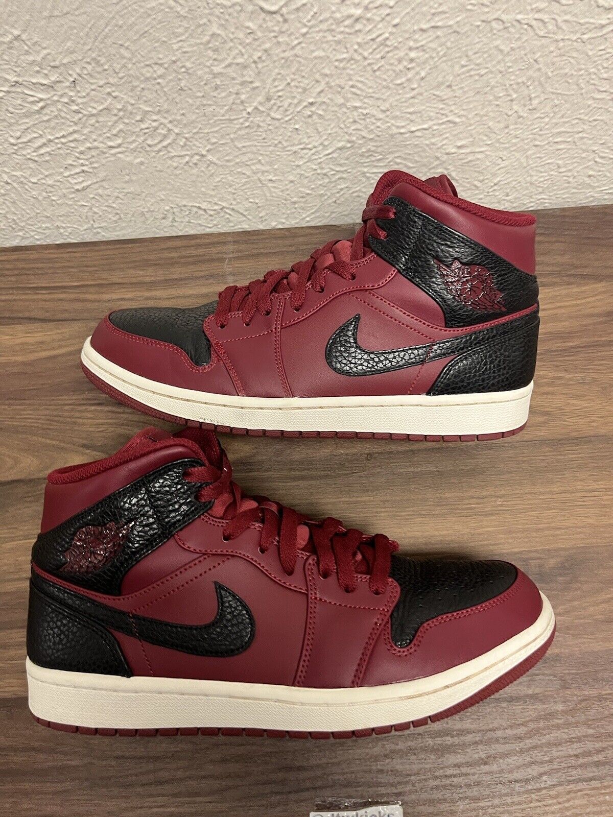 Jordan 1 Retro Mid Team Men's Size 9.  Red Black Athletic Shoes