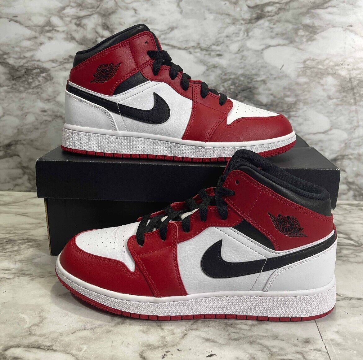 Air Jordan 1 Mid Chicago White Heel GS 554725-173 7y ( 8.5 womens )