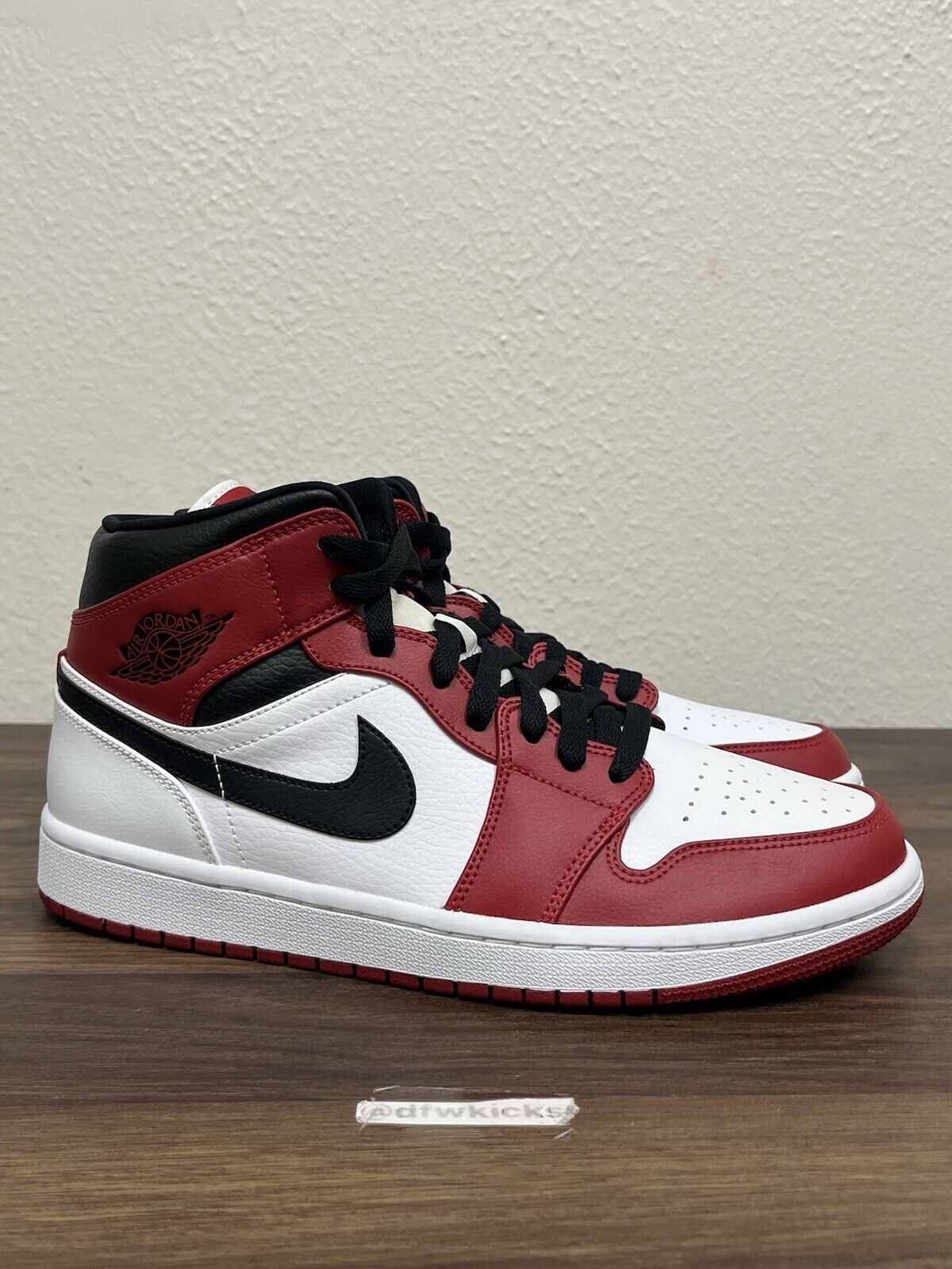 Air Jordan 1 Mid Chicago Men’s size 8.5 NEW 554724-173