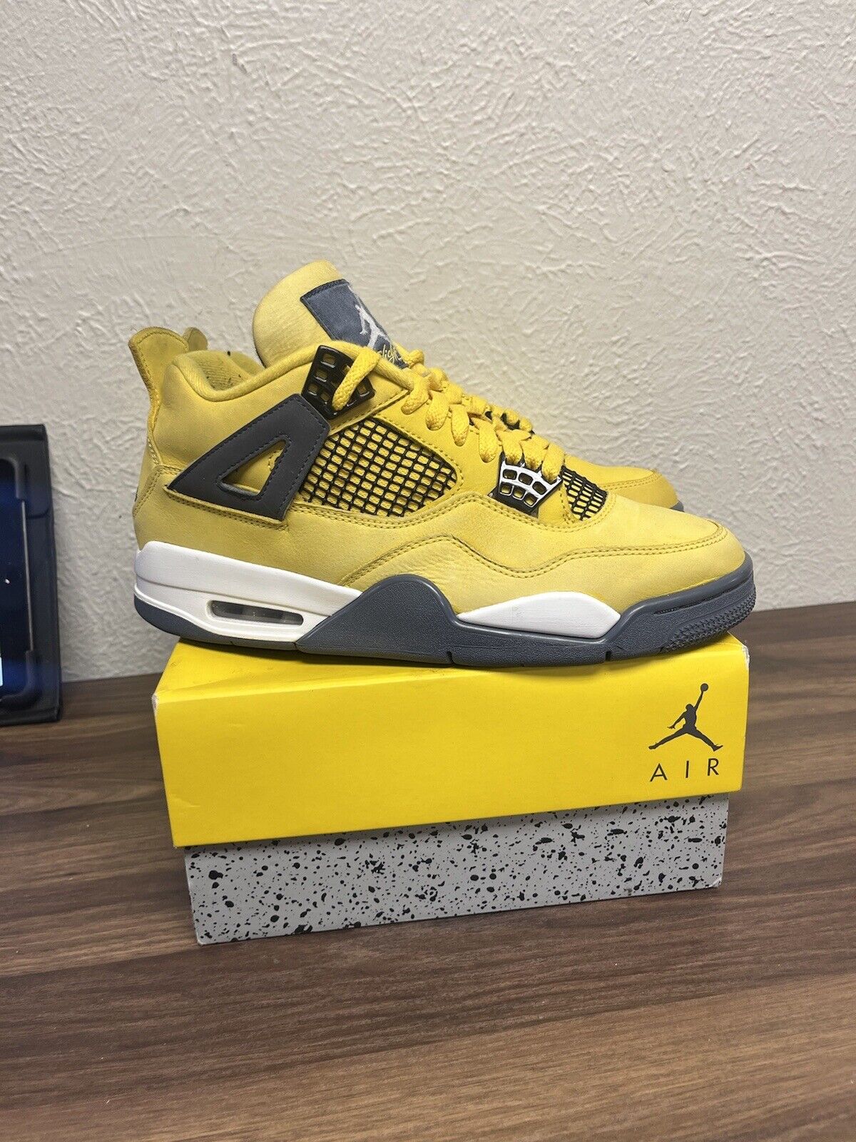 Nike Air Jordan 4 Retro Mid Lightning size 9 CT8527-700 OG IV Clean Yellow