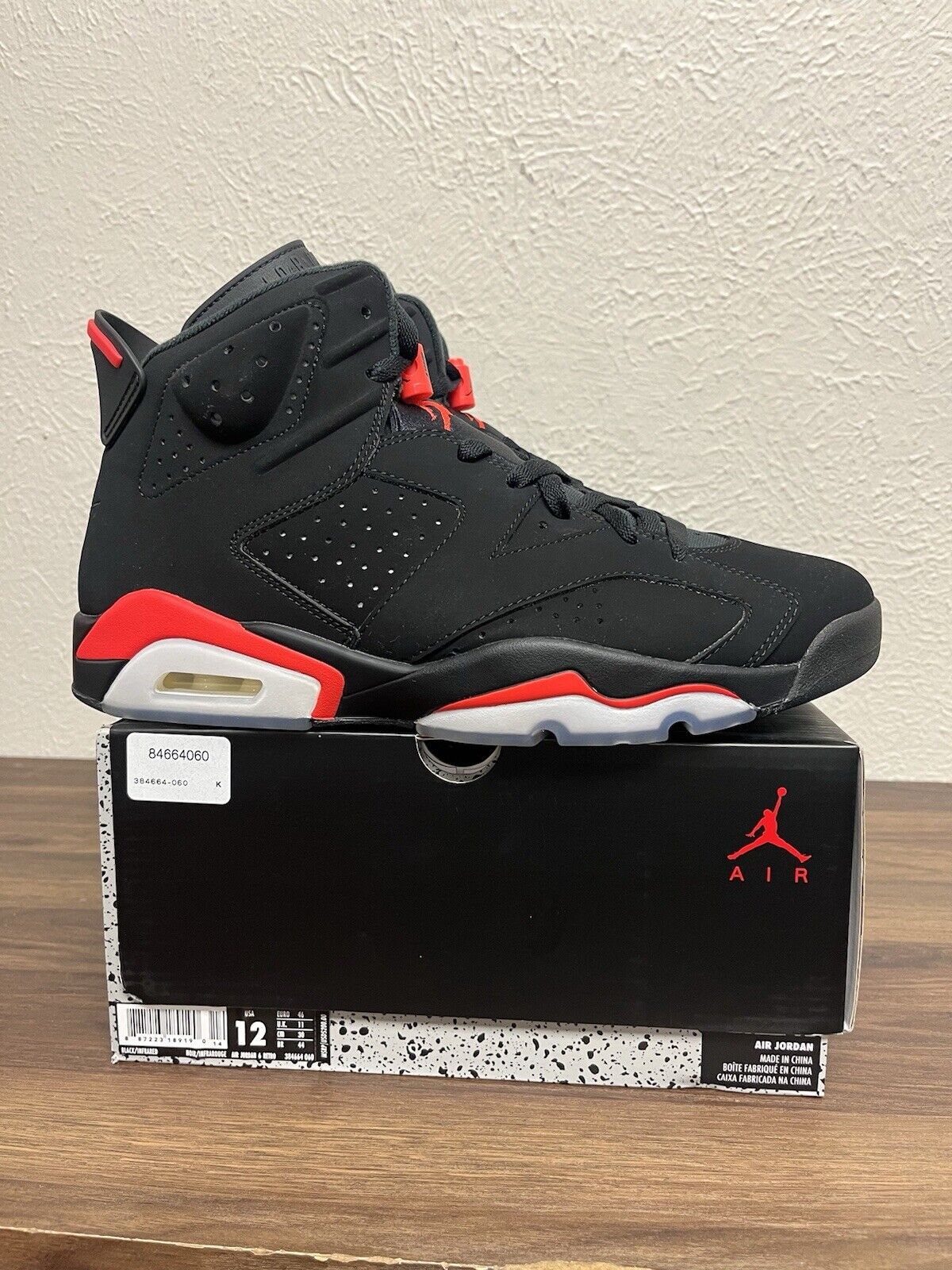 Jordan 6 Retro Black Infrared 2019 Size 12 Pre-Owned 384664-060 Red