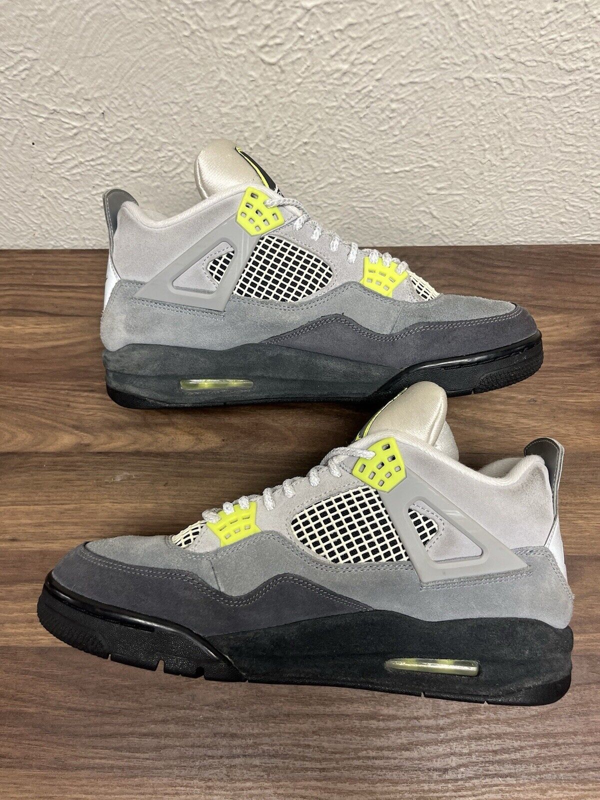 Size 10 - Jordan 4 Retro SE Mid Neon 95