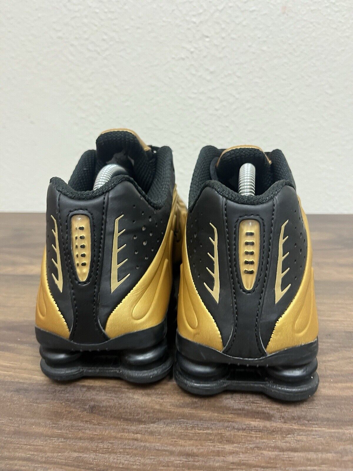 Size 8.5 - Nike Shox R4 Metallic Gold *415