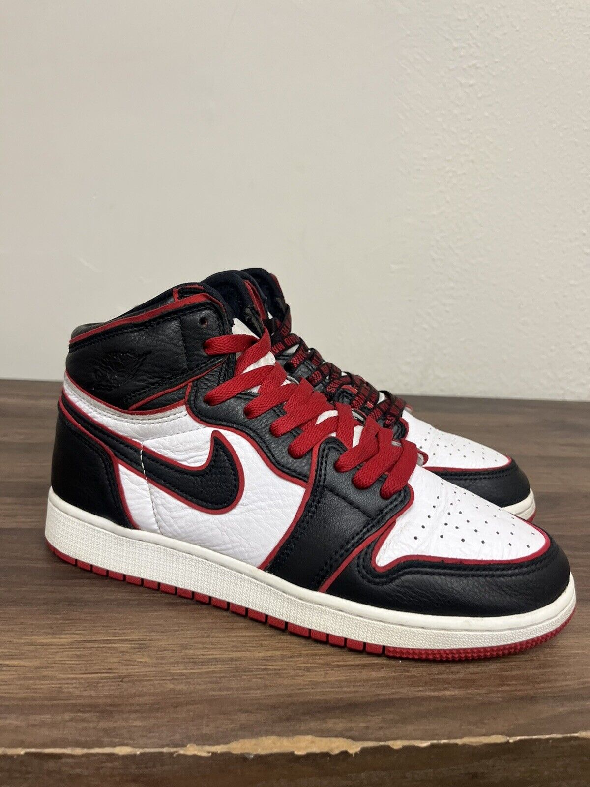 Jordan 1 Retro High Bloodline OG (GS) Size 6y 575441-062 Beater