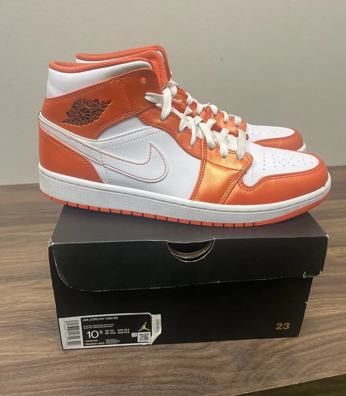 Nike Air Jordan 1 Mid SE Electro Orange 2021 Size 10.5 DM3531-800 Orange White