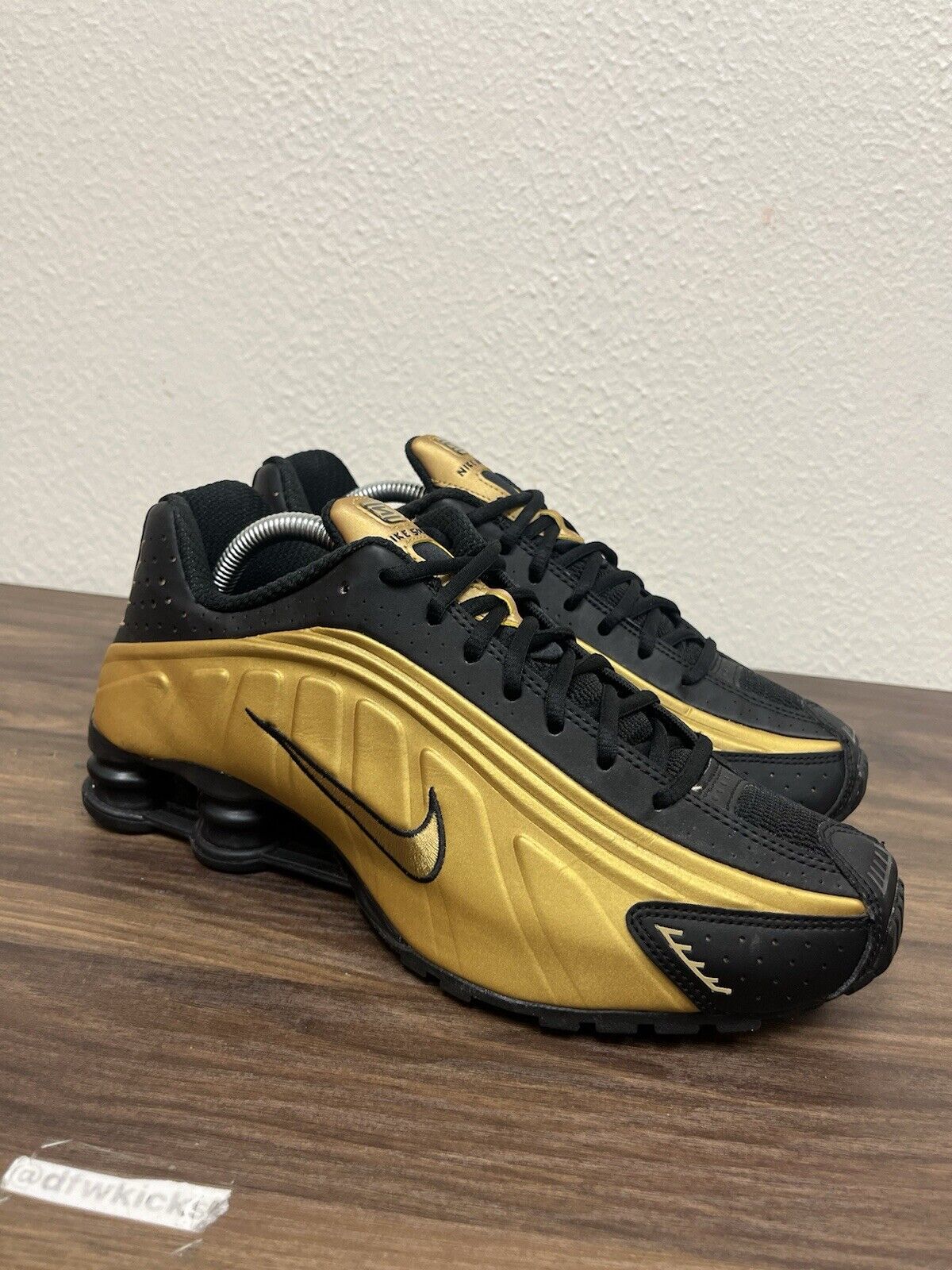 Size 8.5 - Nike Shox R4 Metallic Gold *415