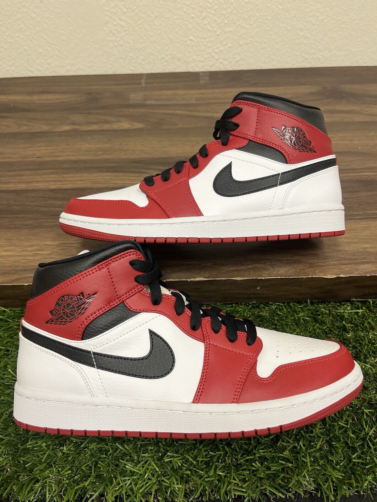 Air Jordan 1 Mid Chicago Men’s size 8.5 NEW 554724-173