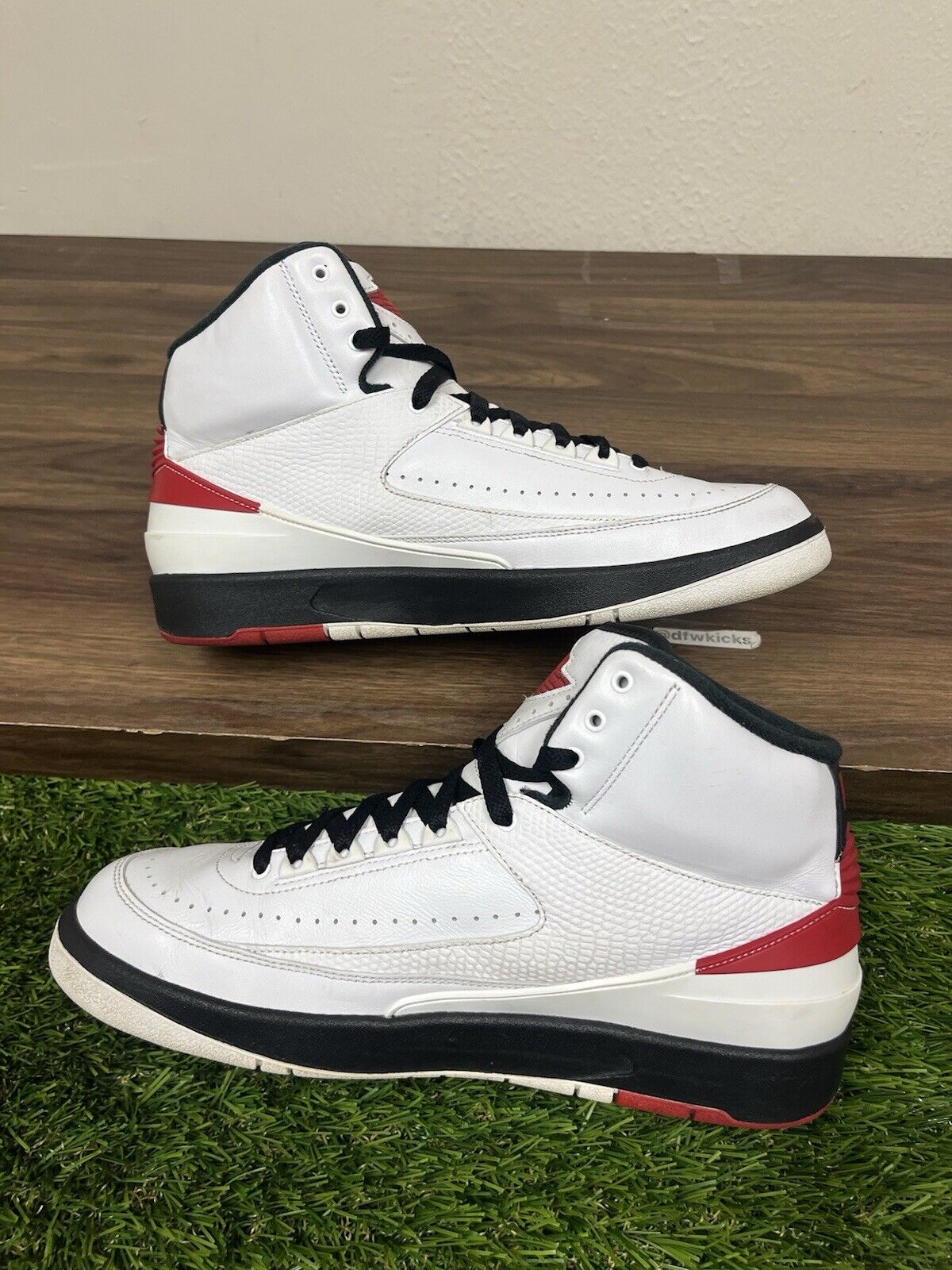 Size 10.5 - Jordan 2 Retro Mid Chicago