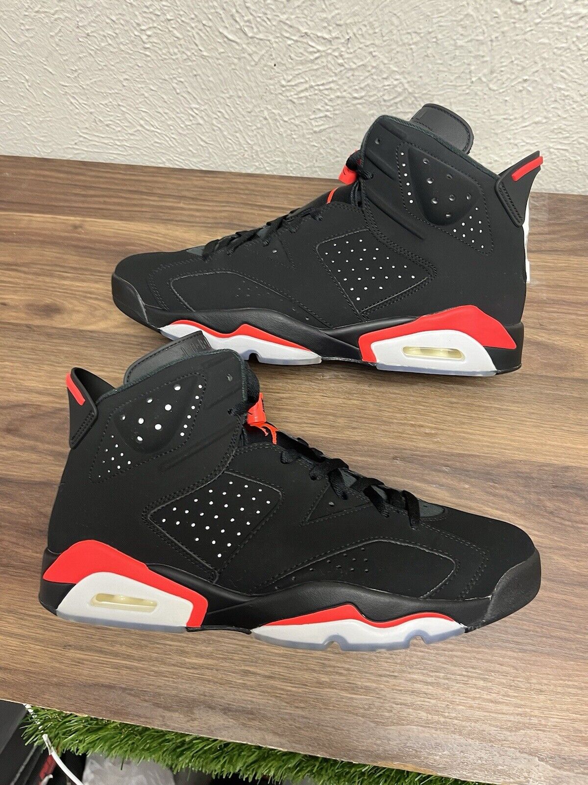 Jordan 6 Retro Black Infrared 2019 Size 12 Pre-Owned 384664-060 Red