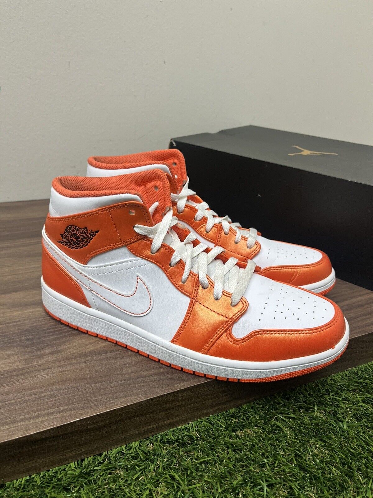 Nike Air Jordan 1 Mid SE Electro Orange 2021 Size 10.5 DM3531-800 Orange White