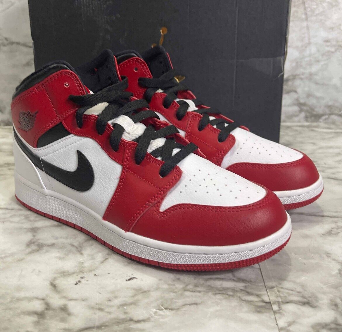 Air Jordan 1 Mid Chicago White Heel GS 554725-173 7y ( 8.5 womens )