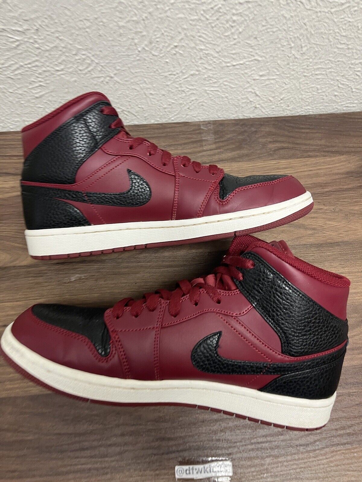 Jordan 1 Retro Mid Team Men's Size 9.  Red Black Athletic Shoes