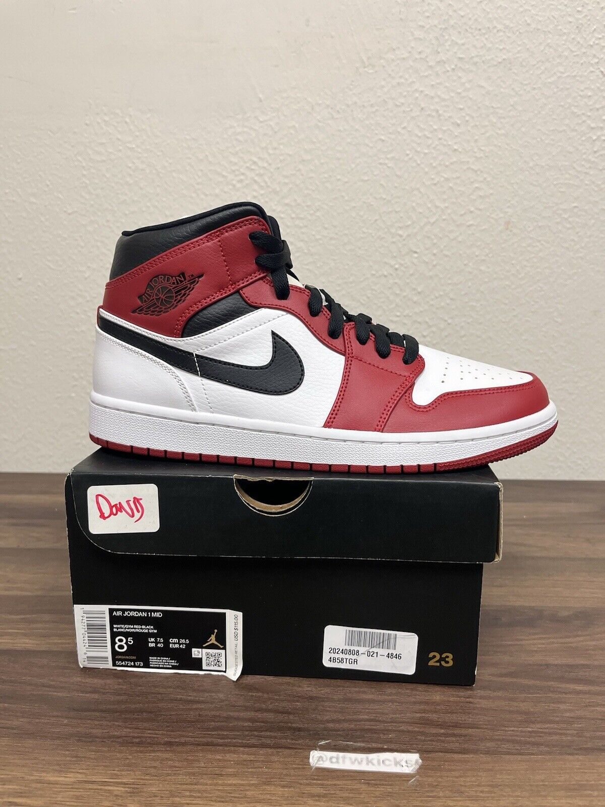 Air Jordan 1 Mid Chicago Men’s size 8.5 NEW 554724-173