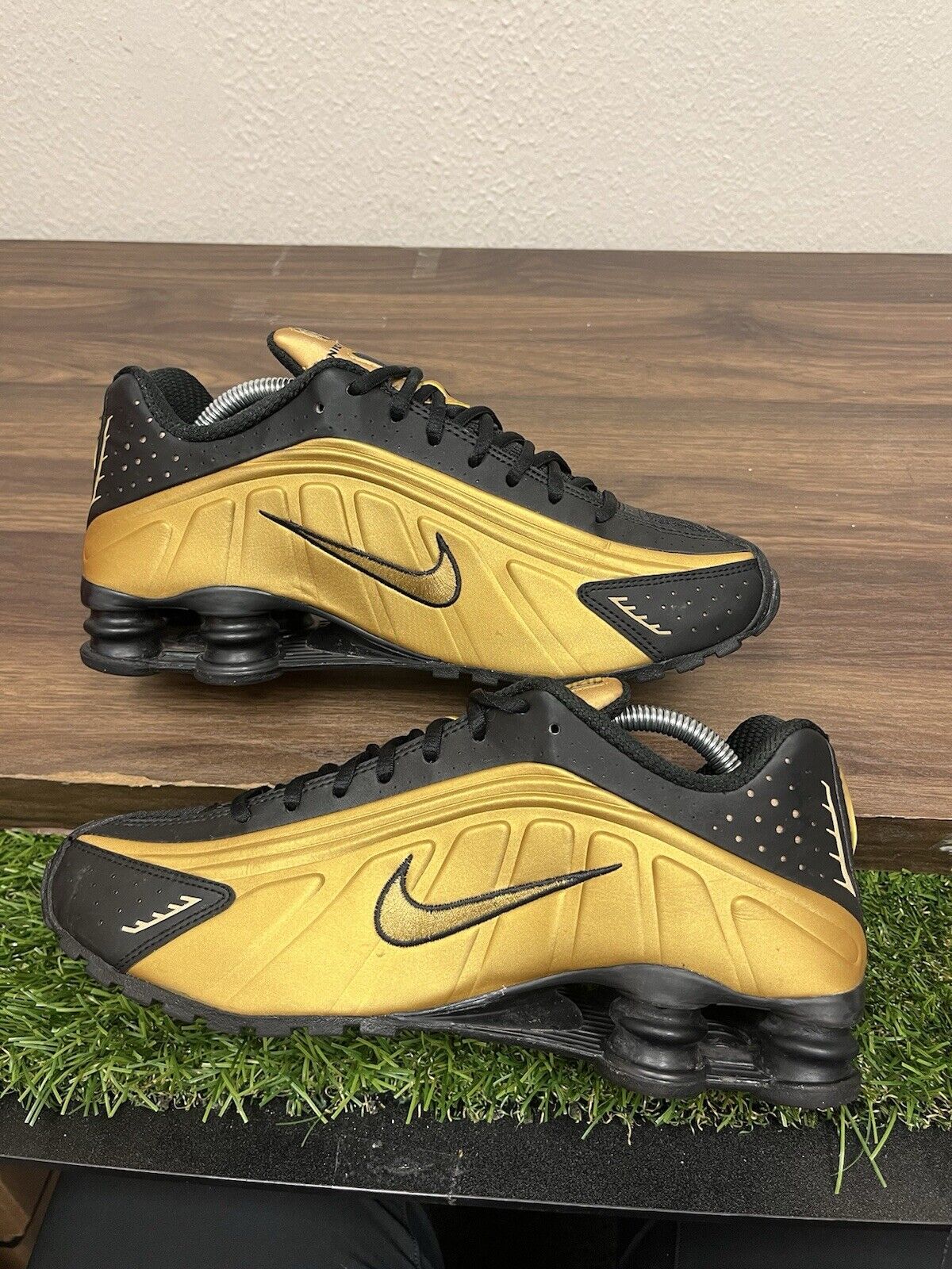 Size 8.5 - Nike Shox R4 Metallic Gold *415