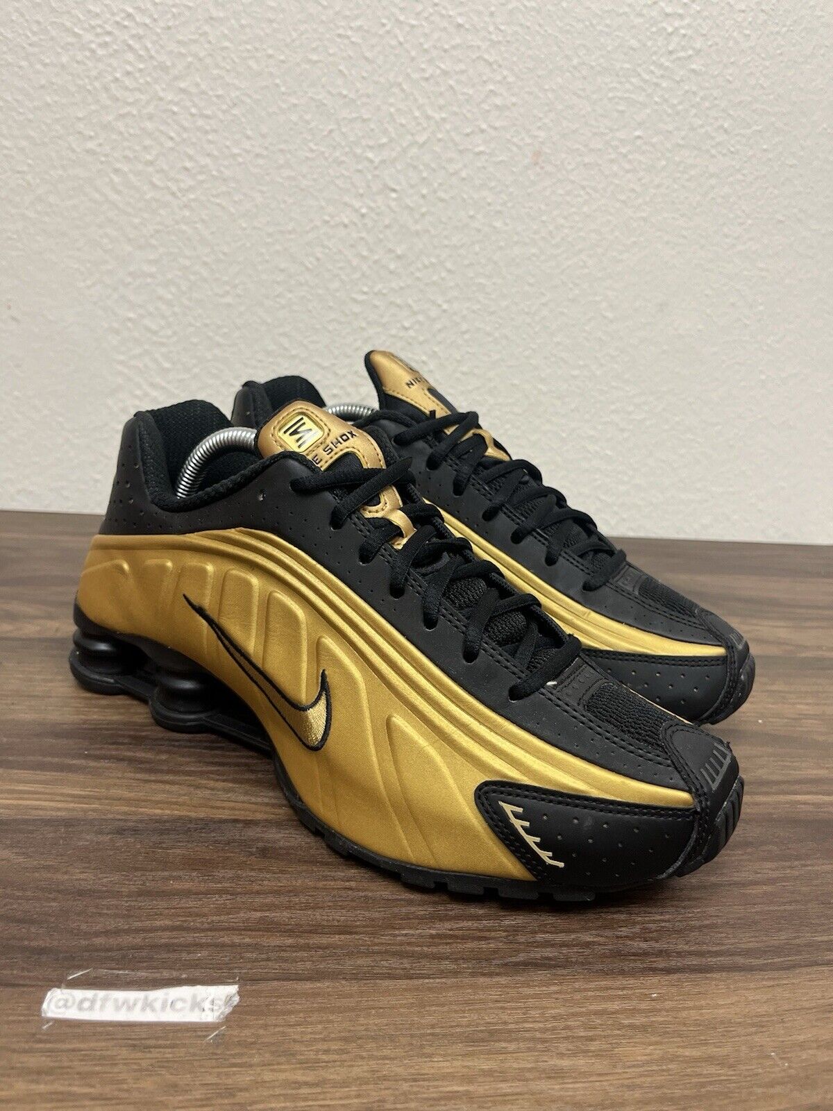 Size 8.5 - Nike Shox R4 Metallic Gold *415