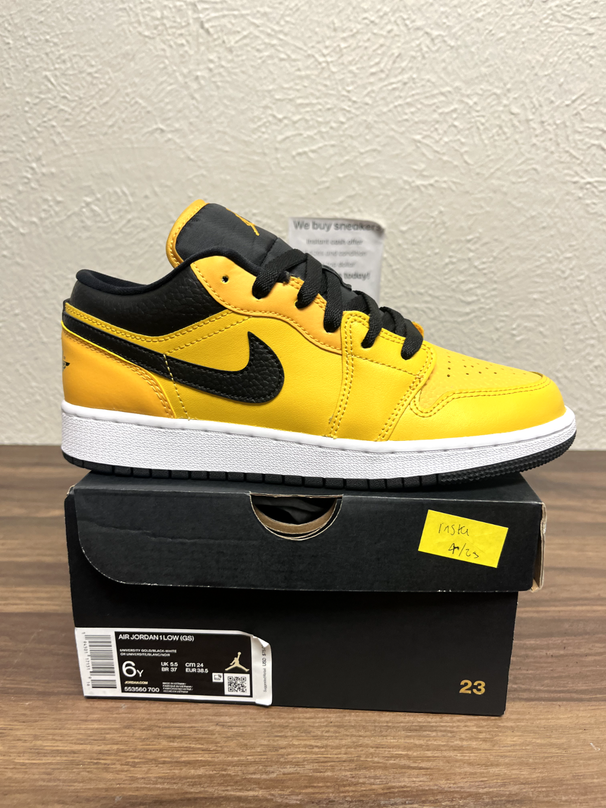 Air Jordan 1 Low University Gold Black Grade School GS 6Y Women's 7.5 553560-700